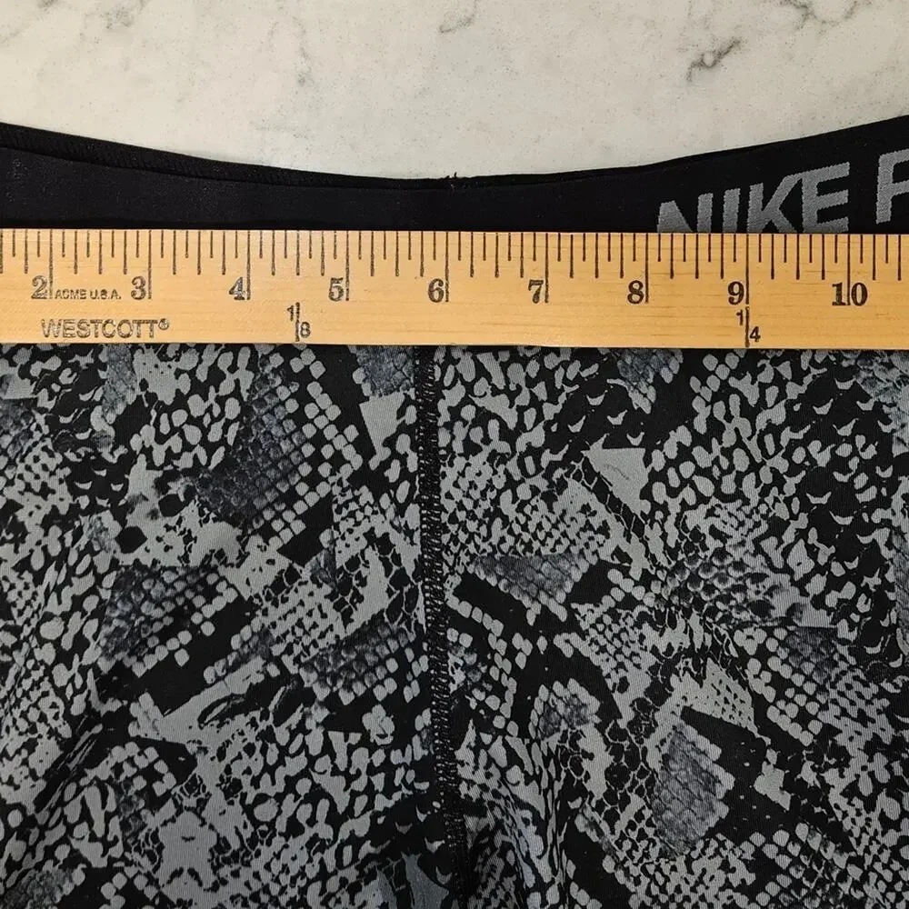 Nike Printed Cropped Leggings Size Medium